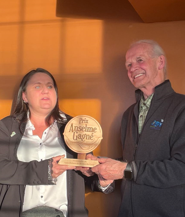 Josée Ouellette, mairesse de St-Hubert-de-Rivière-du-Loup,  reçoit le prix de M. Francis Gagné, président de l'OBVNEBSL en 2024